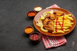 Куриные крылья с картофелем фри и соусом на выбор